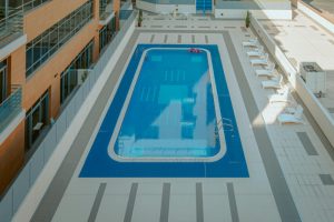 איך לתכנן ולהקים בריכה מלבנית בצורה נכונה וחכמה